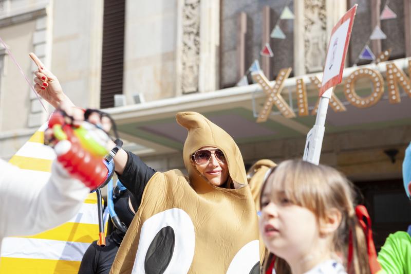 Centenares de niños han desfilado por el centro de Gijón en un colorido pasacalles.