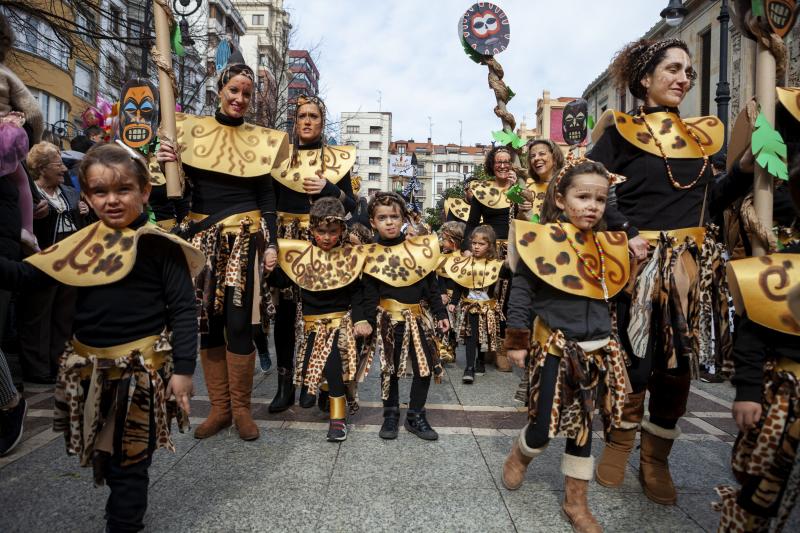 Centenares de niños han desfilado por el centro de Gijón en un colorido pasacalles.