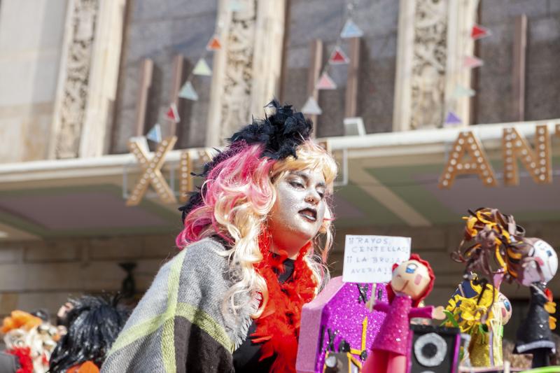 Centenares de niños han desfilado por el centro de Gijón en un colorido pasacalles.