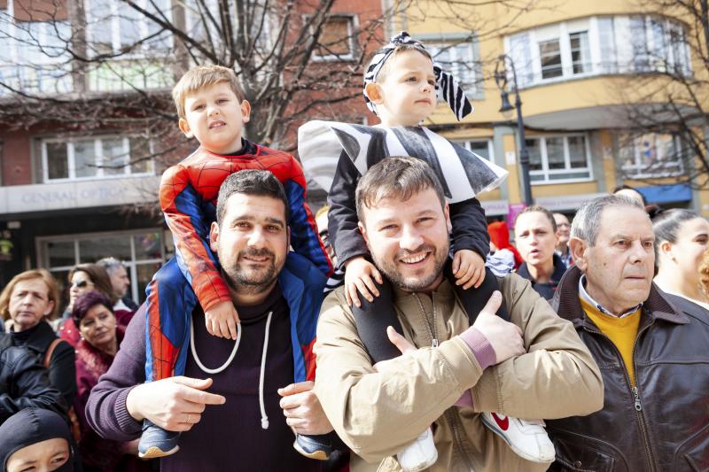 Centenares de niños han desfilado por el centro de Gijón en un colorido pasacalles.