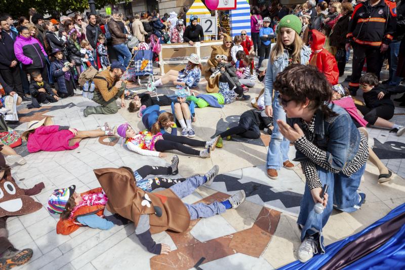 Centenares de niños han desfilado por el centro de Gijón en un colorido pasacalles.