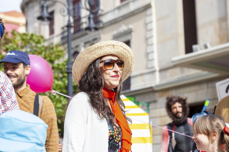 Centenares de niños han desfilado por el centro de Gijón en un colorido pasacalles.