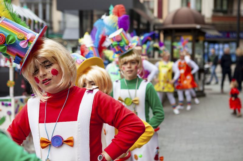 Centenares de niños han desfilado por el centro de Gijón en un colorido pasacalles.
