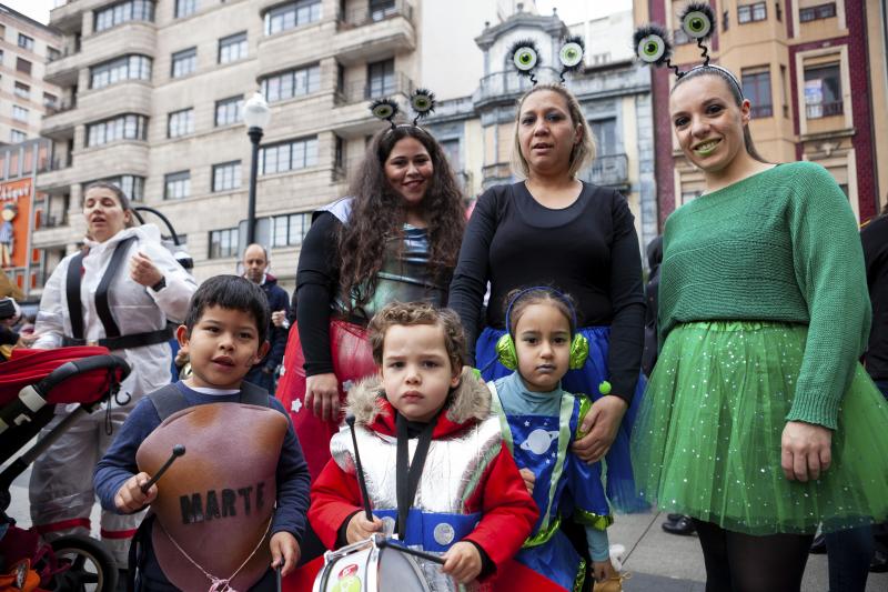 Centenares de niños han desfilado por el centro de Gijón en un colorido pasacalles.