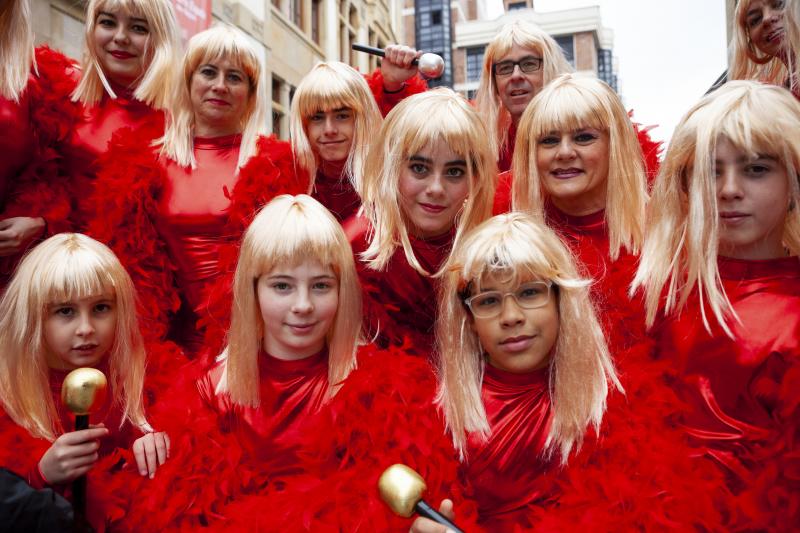 Centenares de niños han desfilado por el centro de Gijón en un colorido pasacalles.