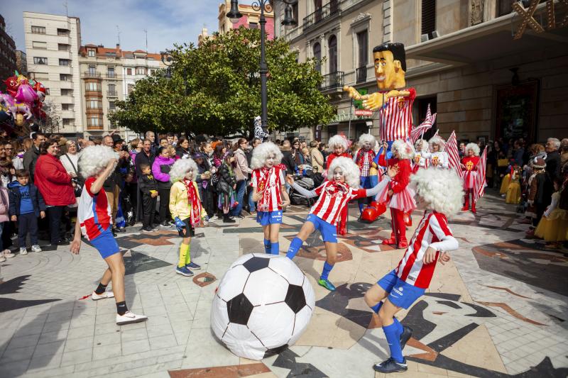 Centenares de niños han desfilado por el centro de Gijón en un colorido pasacalles.