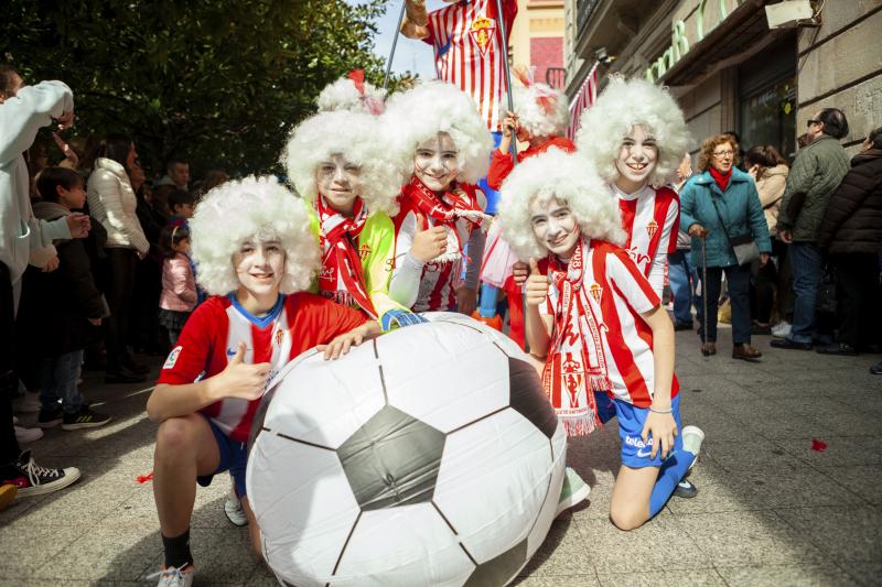 Centenares de niños han desfilado por el centro de Gijón en un colorido pasacalles.