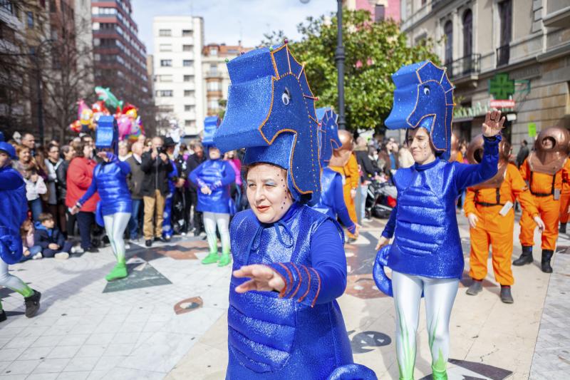 Centenares de niños han desfilado por el centro de Gijón en un colorido pasacalles.
