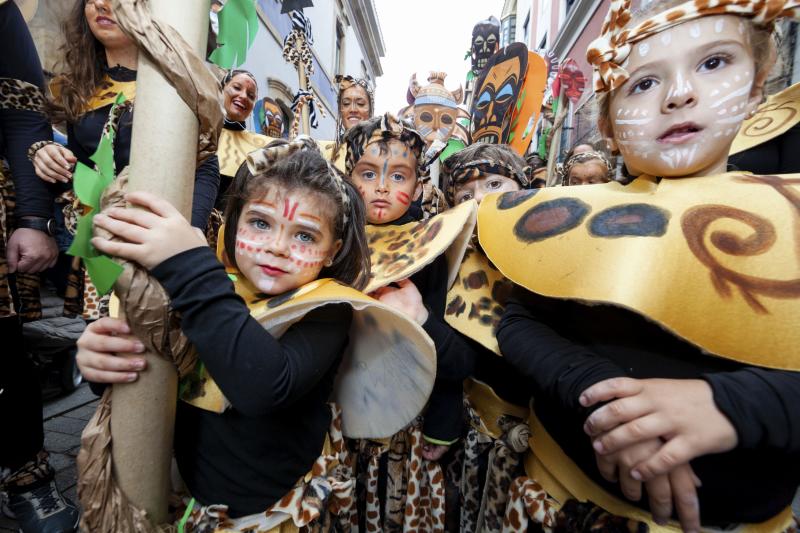 Centenares de niños han desfilado por el centro de Gijón en un colorido pasacalles.