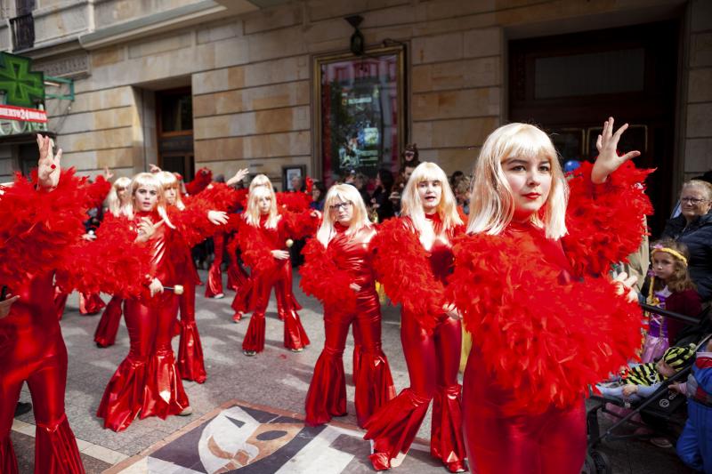 Centenares de niños han desfilado por el centro de Gijón en un colorido pasacalles.