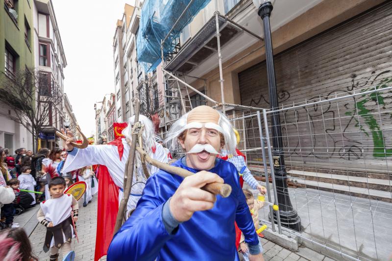 Centenares de niños han desfilado por el centro de Gijón en un colorido pasacalles.