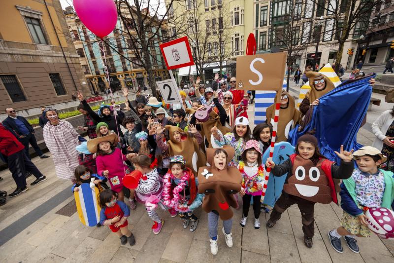 Centenares de niños han desfilado por el centro de Gijón en un colorido pasacalles.
