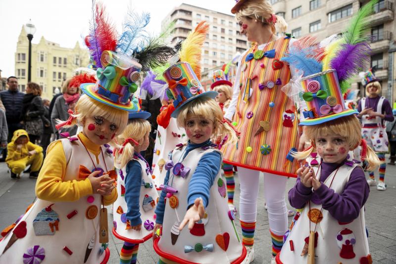 Centenares de niños han desfilado por el centro de Gijón en un colorido pasacalles.