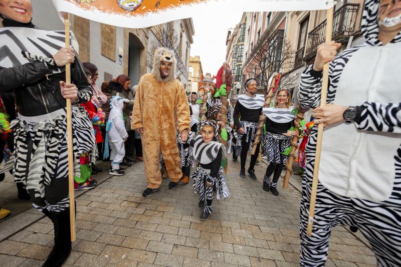 Centenares de niños han desfilado por el centro de Gijón en un colorido pasacalles.