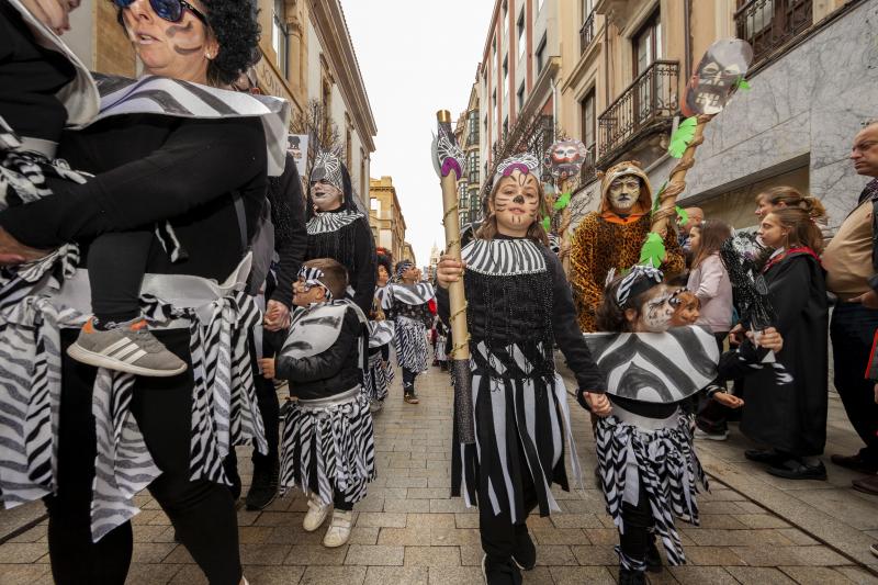 Centenares de niños han desfilado por el centro de Gijón en un colorido pasacalles.