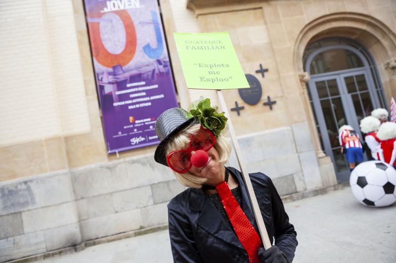 Centenares de niños han desfilado por el centro de Gijón en un colorido pasacalles.