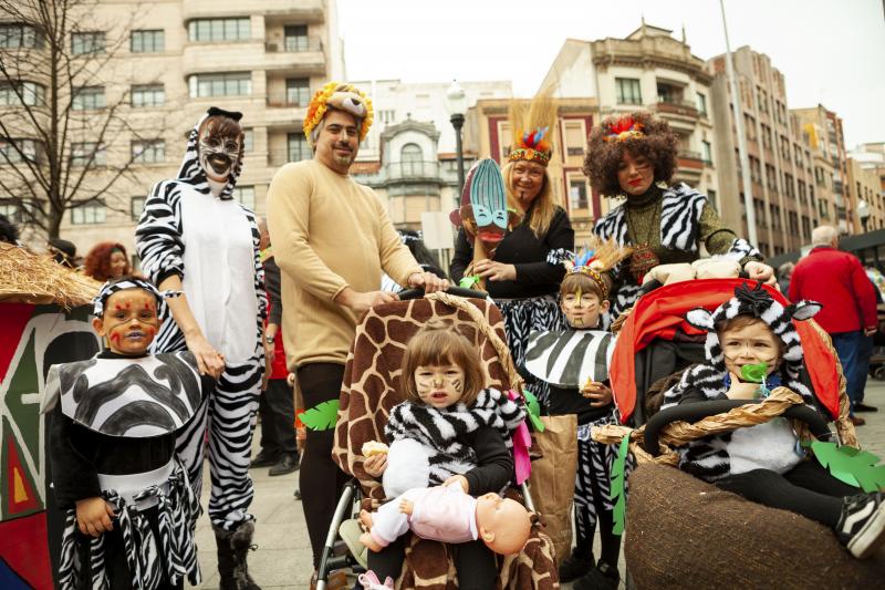 Centenares de niños han desfilado por el centro de Gijón en un colorido pasacalles.