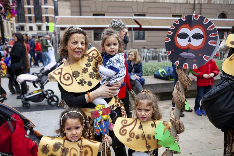 Centenares de niños han desfilado por el centro de Gijón en un colorido pasacalles.
