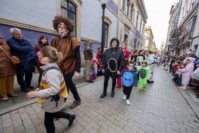 Centenares de niños han desfilado por el centro de Gijón en un colorido pasacalles.