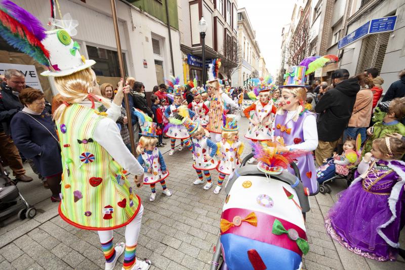 Centenares de niños han desfilado por el centro de Gijón en un colorido pasacalles.
