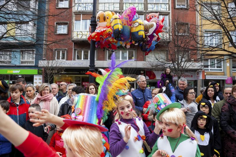 Centenares de niños han desfilado por el centro de Gijón en un colorido pasacalles.