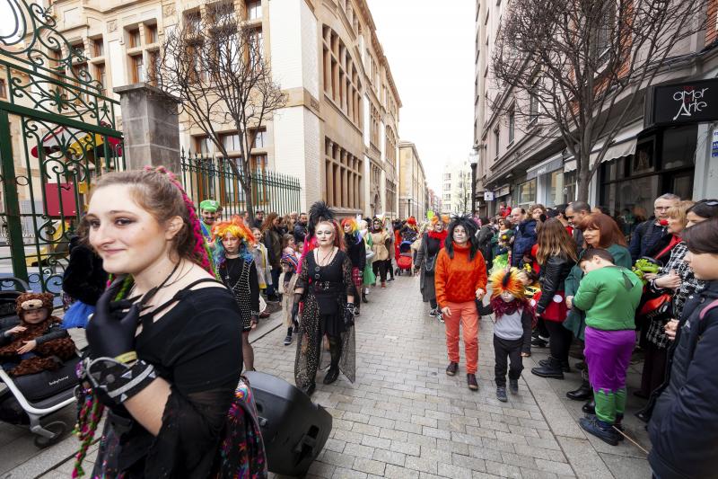 Centenares de niños han desfilado por el centro de Gijón en un colorido pasacalles.