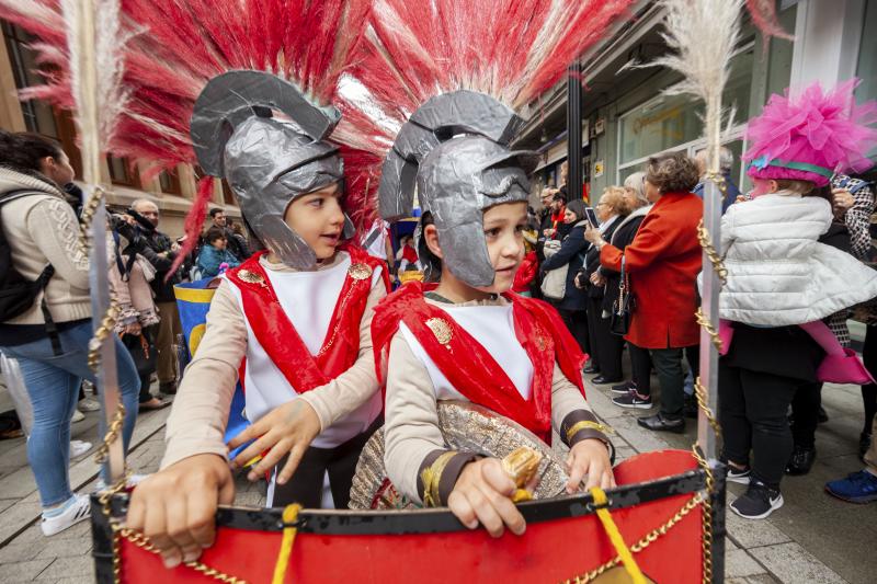 Centenares de niños han desfilado por el centro de Gijón en un colorido pasacalles.