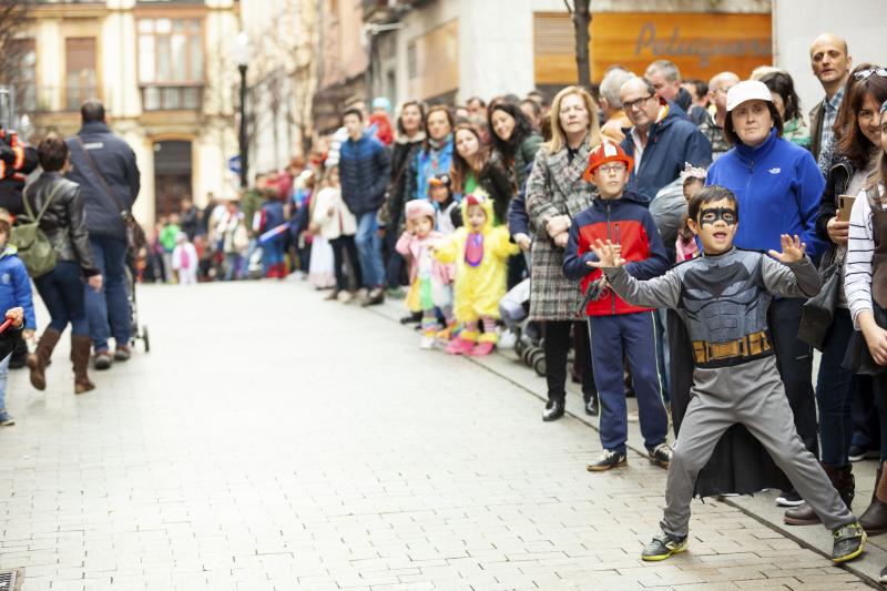 Centenares de niños han desfilado por el centro de Gijón en un colorido pasacalles.