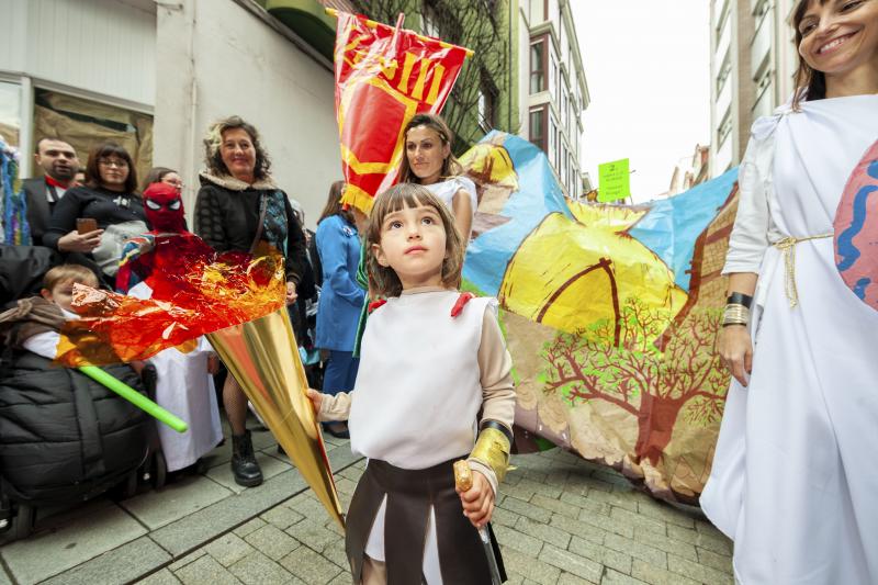Centenares de niños han desfilado por el centro de Gijón en un colorido pasacalles.