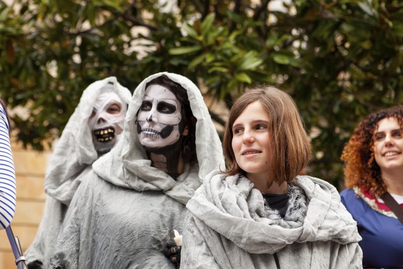 Centenares de niños han desfilado por el centro de Gijón en un colorido pasacalles.