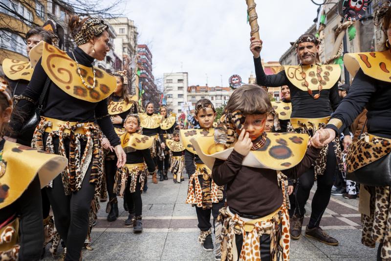 Centenares de niños han desfilado por el centro de Gijón en un colorido pasacalles.