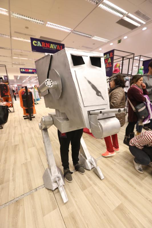 El Corte Inglés fue otro de los puntos neurálgicos de la jornada del lunes del antroxu avilesino. 