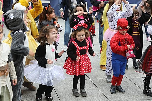 Los niños bailaron y participaron en el pintacaras. 