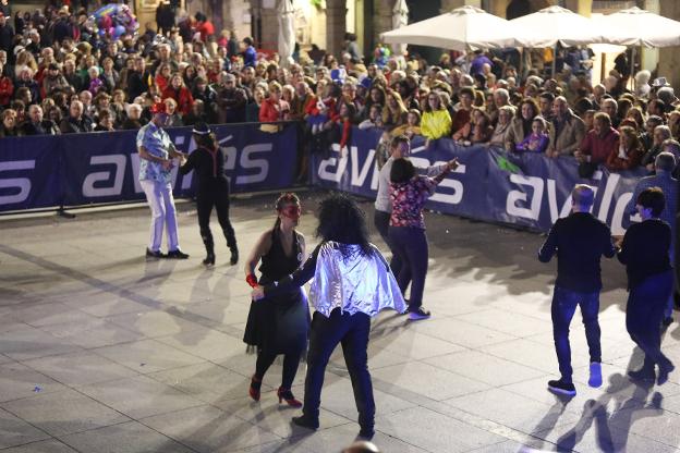 Mucho público siguió el baile de las parejas disfrazadas. 