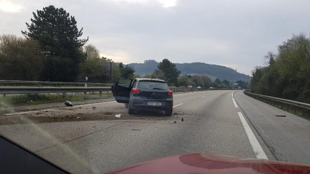 El turismo chocó contra la mediana y quedó en medio de los dos carriles sentido Oviedo. 