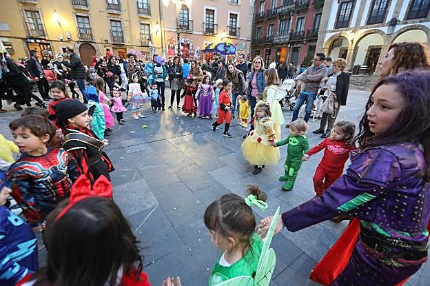 Fiesta infantil en la plaza de Carlos Lobo. :: MARIETA