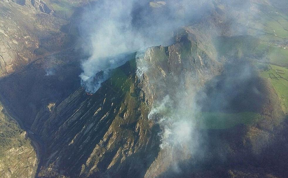 Miembro de la UME en el incendio de Naves, en Llanes.