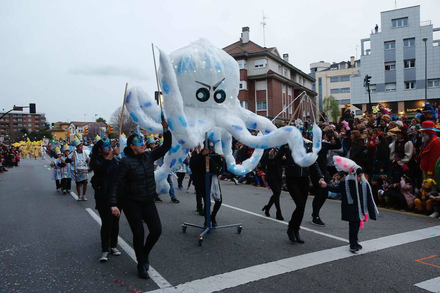 El desfile de carrozas y charangas llenan de color las calles de la ciudad.