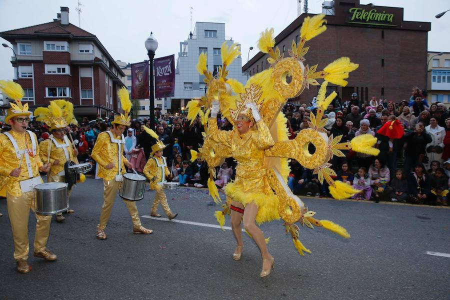 El desfile de carrozas y charangas llenan de color las calles de la ciudad.