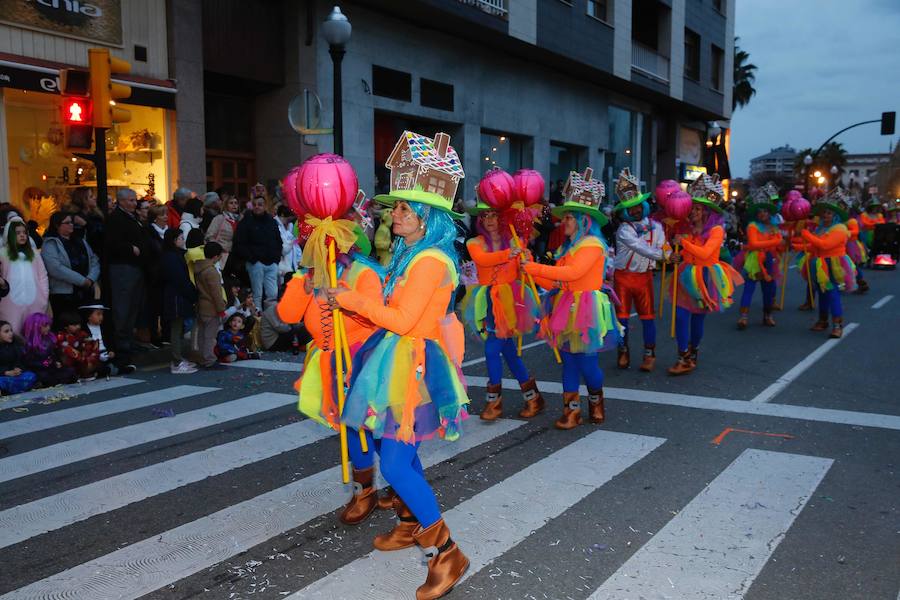 El desfile de carrozas y charangas llenan de color las calles de la ciudad.