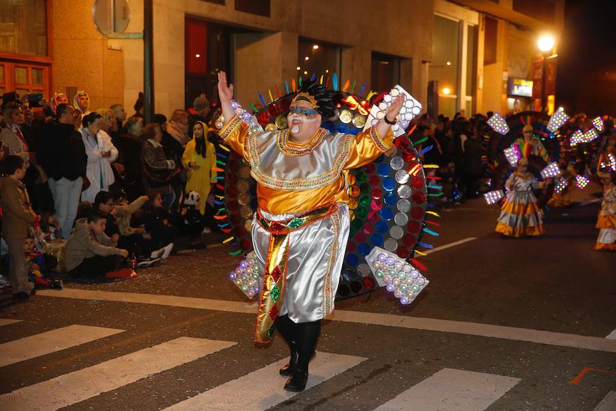 El desfile de carrozas y charangas llenan de color las calles de la ciudad.