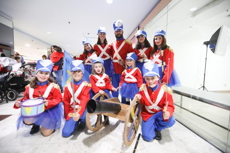 La nostalagia se impone en el concurso de disfraces del centro comercial El Atrio, donde triunfaron el Viaje a los años 60, Los jubilados de Versalles y Super Mario Kart.