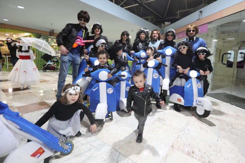 La nostalagia se impone en el concurso de disfraces del centro comercial El Atrio, donde triunfaron el Viaje a los años 60, Los jubilados de Versalles y Super Mario Kart.