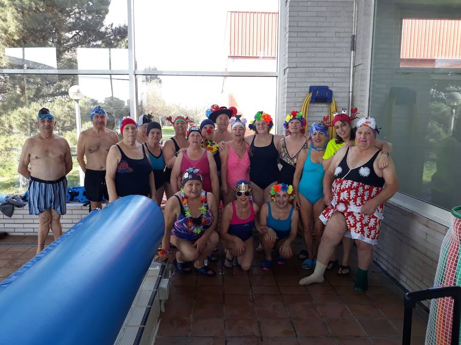 Alumnos del curso de natación del complejo deportivo de Moreda, Gijón. 