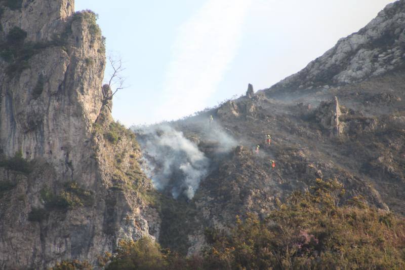 Fotos: Así trabaja la UME en el incendio de Llordón, en Cangas de Onís