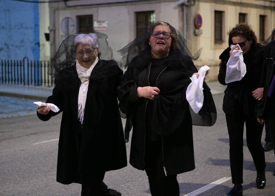 No faltaron en el desfile de Llanera las plañideras que lloraban la muerte de la Sardina antroxera tras unos intesos días de alegría, música y color.