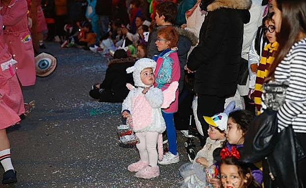El jurado popular da «sobresaliente» al desfile de Antroxu