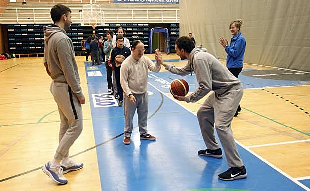 Imagen principal - Arriba, tras una pequeña charla el balón pasó a ser el gran protagonista. Abajo a la izquierda, Óliver Arteaga fue uno de los anfitriones de la mañana; a la derecha, Víctor Pérez da indicaciones a uno de los jóvenes. 