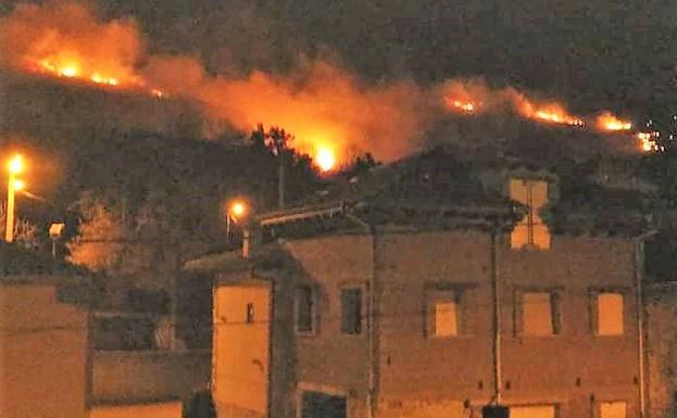 El fuego, muy cerca de Cardes, en Piloña.