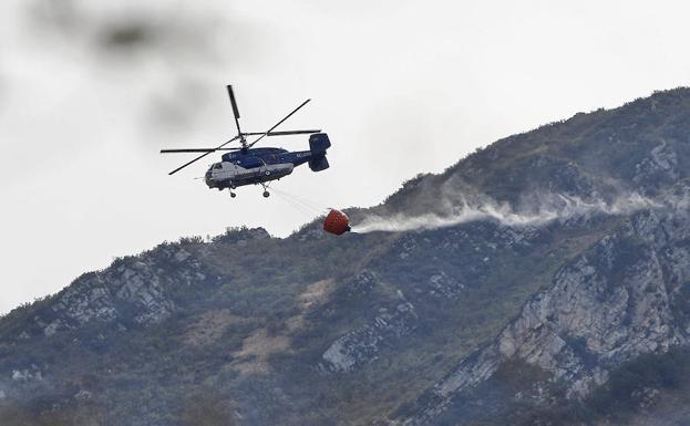 Incendios en Asturias: el viento complica la extinción de los incendios que aún quedan activos en Asturias
